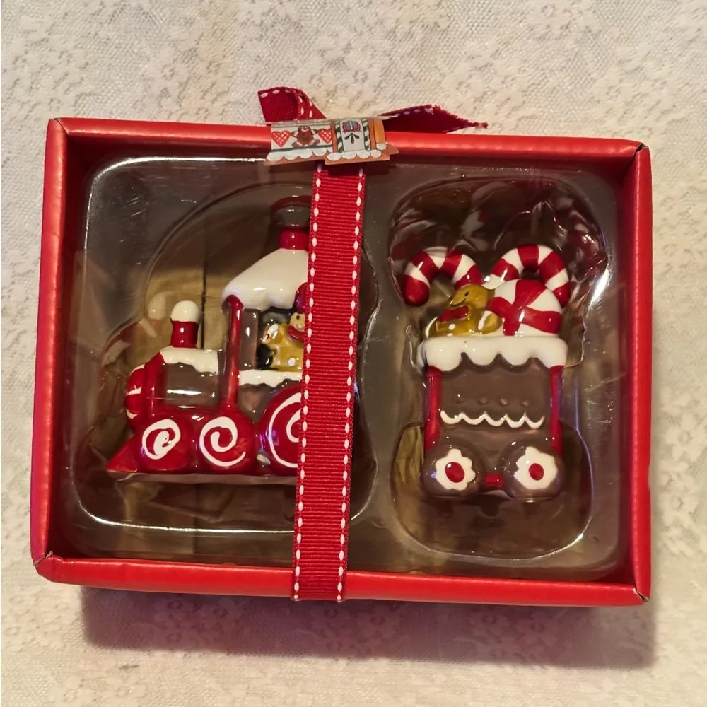 Adorable Blue Sky Salt & Pepper Shakers Clayworks. Christmas New